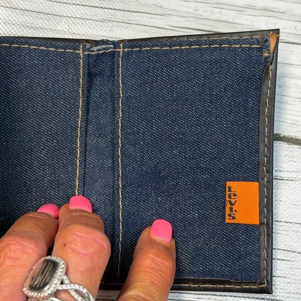 Vintage Levi's Strauss & Co Embossed Brown Leather Trifold Billfold Wallet 70’s
